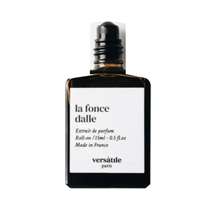 Versatile - La Foncedalle Roll-on Parfumflakon mit schlichtem Etikett und schwarzem Verschluss vor weißem Hintergrund