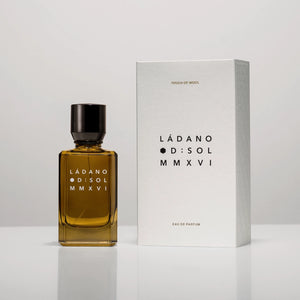 D:SOL MMXVI - Ládano Parfumflakon in bernsteinfarbenem Glas mit schwarzem Verschluss und weißer Verpackung