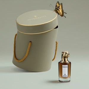 Penhaligon's - Portraits - The Revenge of Lady Blanche Parfümflakon mit elegantem Tierkopf neben edler grauer Verpackung