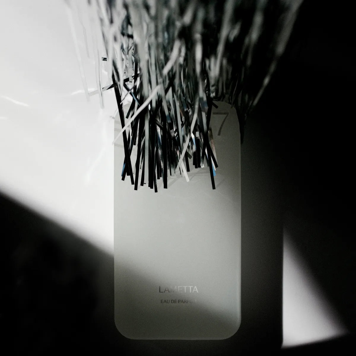 27 87 Perfumes - Lametta minimalistischer Flakon mit matter Oberfläche und dekorativen silbernen Streifen im Schattenlichtspiel