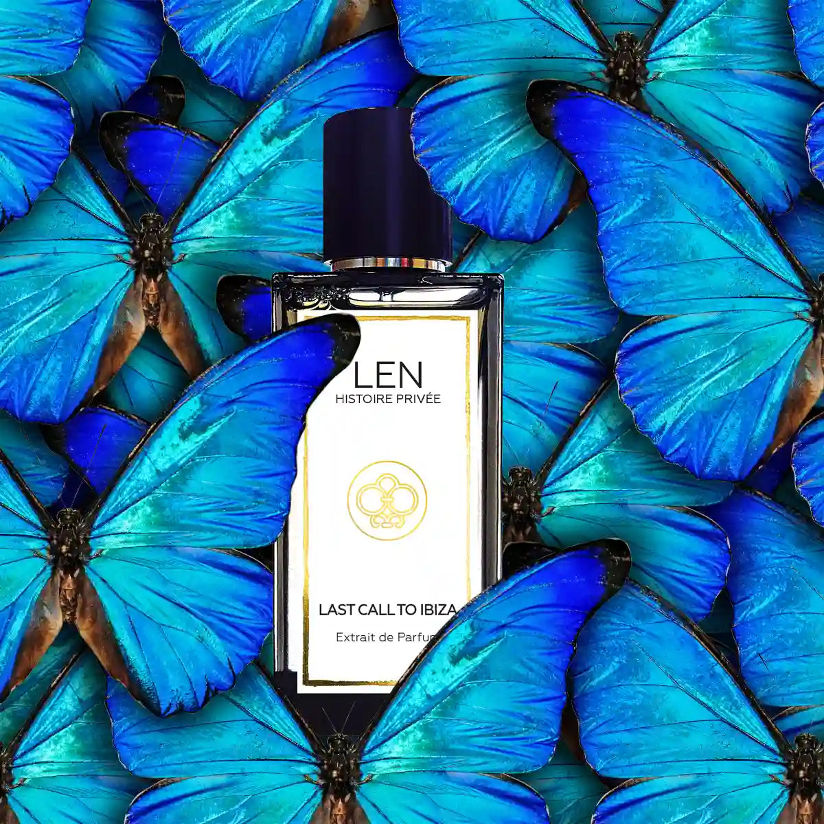 LEN - Histoire Privée - Last Call to Ibiza Parfumflakon auf strahlend blauen Schmetterlingen arrangiert