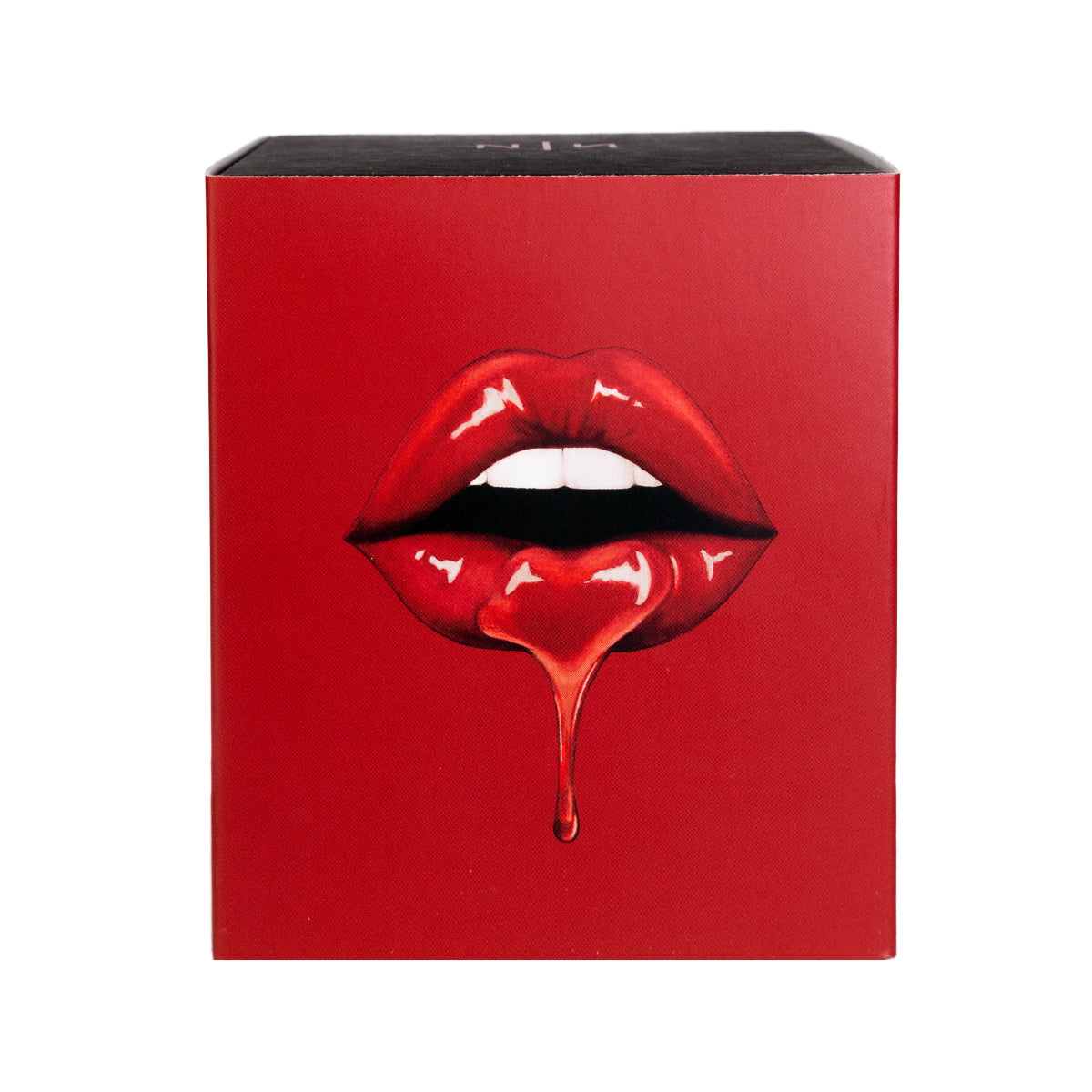 New Notes - Contemporary Blend Collection - Latte di Cherry zeigt rote Lippen mit glänzendem Tropfen auf rotem Hintergrund kreativ inszeniert
