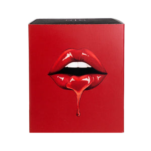 New Notes - Contemporary Blend Collection - Latte di Cherry zeigt rote Lippen mit glänzendem Tropfen auf rotem Hintergrund kreativ inszeniert