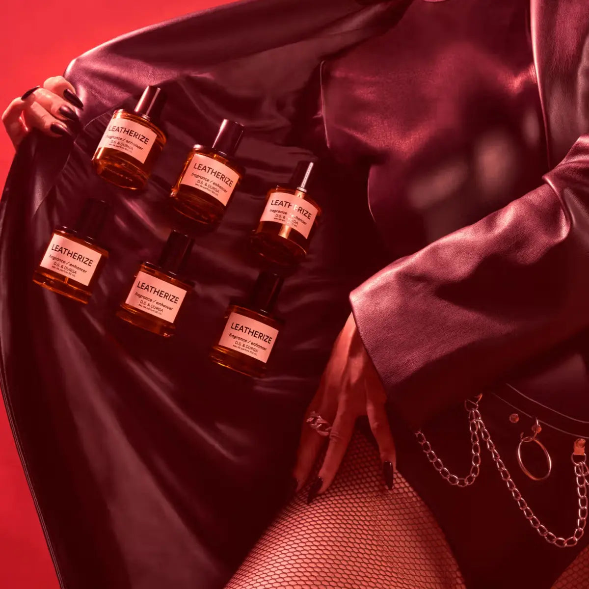D.S. & Durga - Leatherize Flakons in Jacke präsentiert, betont tierleidfreien Lederduft und edles Design