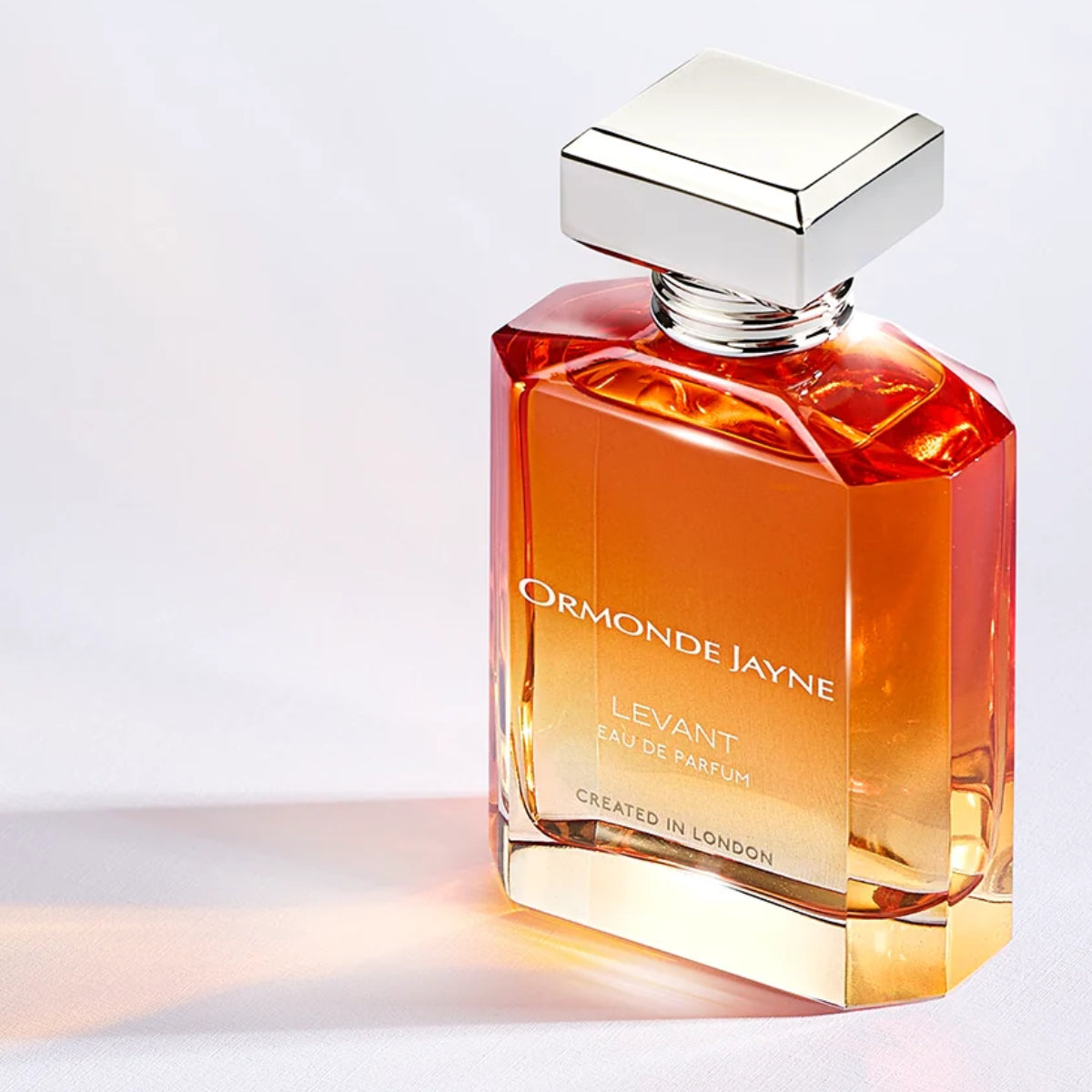 Ormonde Jayne - Levant Parfümflakon mit orange-goldenem Glas und glänzendem quadratischem Deckel in elegantem Design