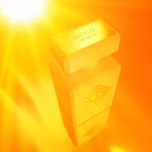 Initio - Hedonist Collection - Lift Me Up Parfümflakon leuchtend im warmen goldenen Sonnenlicht strahlend