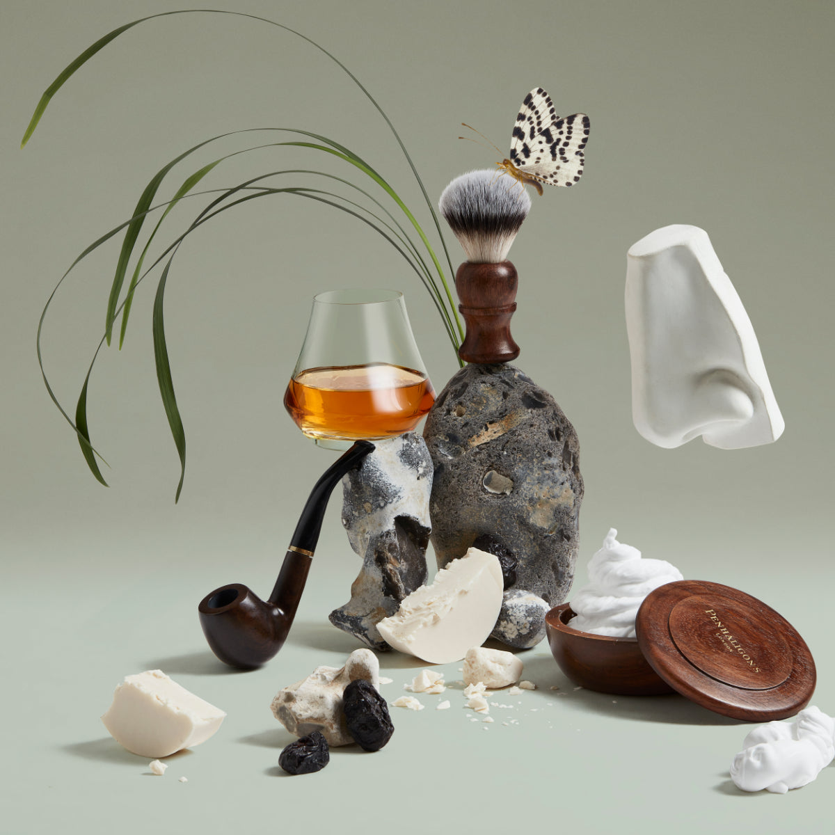 Penhaligon's - Portraits - The Tragedy of Lord George Kunstvolle Komposition mit Pfeife, Pinsel, Glas und skulpturalen Elementen