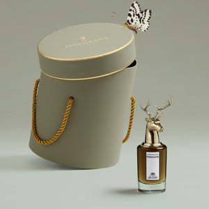 Penhaligon's - Portraits - The Tragedy of Lord George Flakon mit Hirschkopf neben elegantem Verpackungshut und Schmetterling