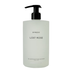 Byredo - Lost Rose - Hand Wash in schlichter mattschwarzer Pumpe und milchig-transparentem Behälter vor weißem Hintergrund