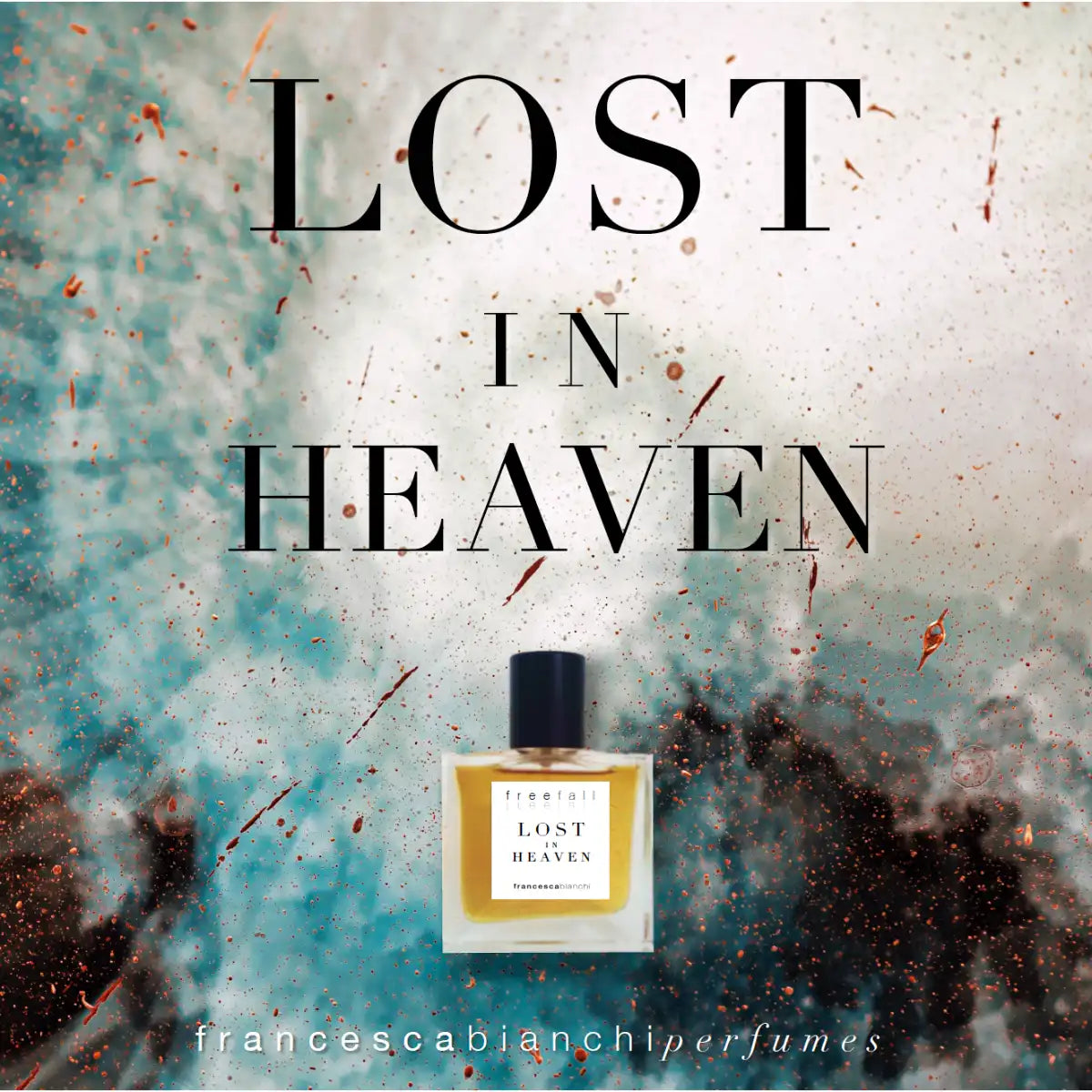Francesca Bianchi - Lost in Heaven Parfumflakon mit bernsteinfarbener Flüssigkeit vor abstraktem Hintergrund