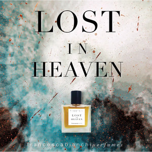 Francesca Bianchi - Lost in Heaven Parfumflakon mit bernsteinfarbener Flüssigkeit vor abstraktem Hintergrund