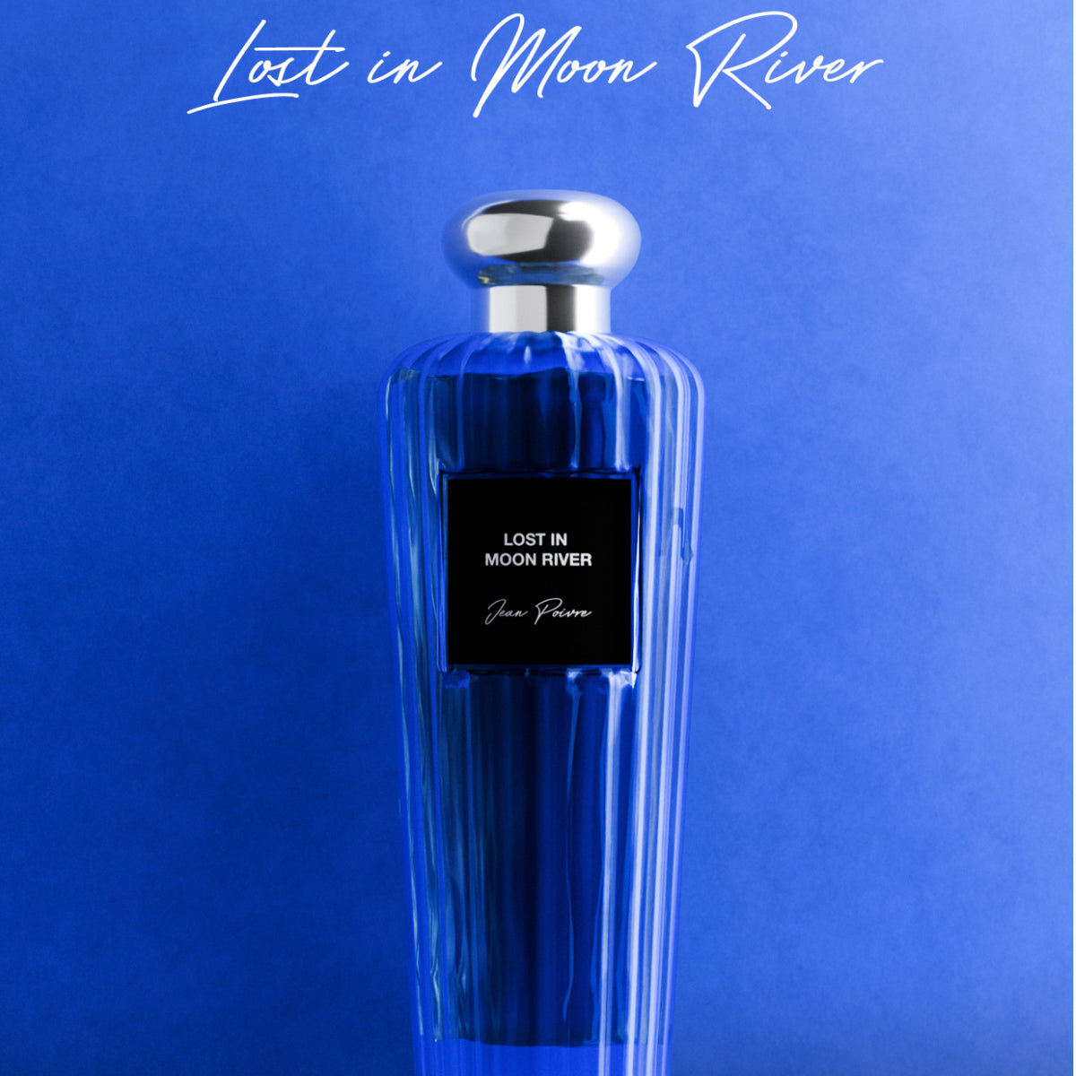 Jean Poivre - Lost in Moon River Parfumflakon mit tiefblauem Glas und silbernem Verschluss vor einfarbigem Hintergrund