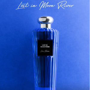 Jean Poivre - Lost in Moon River Parfumflakon mit tiefblauem Glas und silbernem Verschluss vor einfarbigem Hintergrund