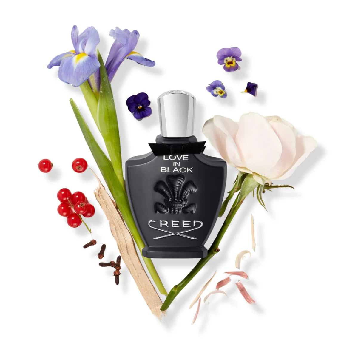 Creed - Love in Black Parfumflakon in mattem Schwarz mit geprägtem Wappen umgeben von Blüten und roten Beeren auf weißem Hintergrund