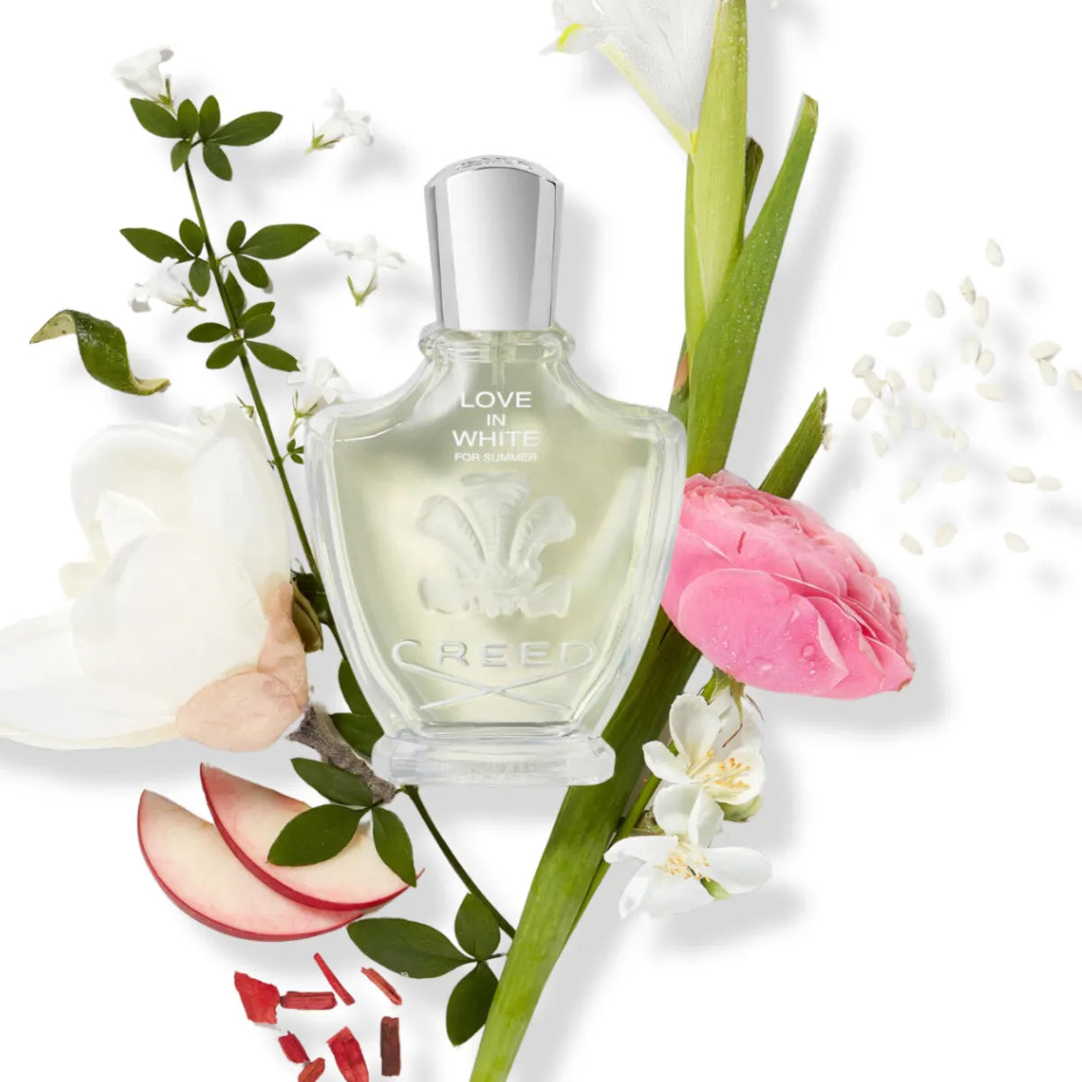 Creed - Love in White for Summer Parfumflakon mit floralem Arrangement und zartgrünem Inhalt vor weißem Hintergrund