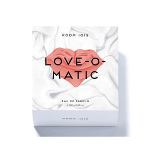 Room 1015 - Love-O-Matic Verpackung mit rotem Herzmotiv auf weißem, marmoriertem Hintergrund elegant inszeniert