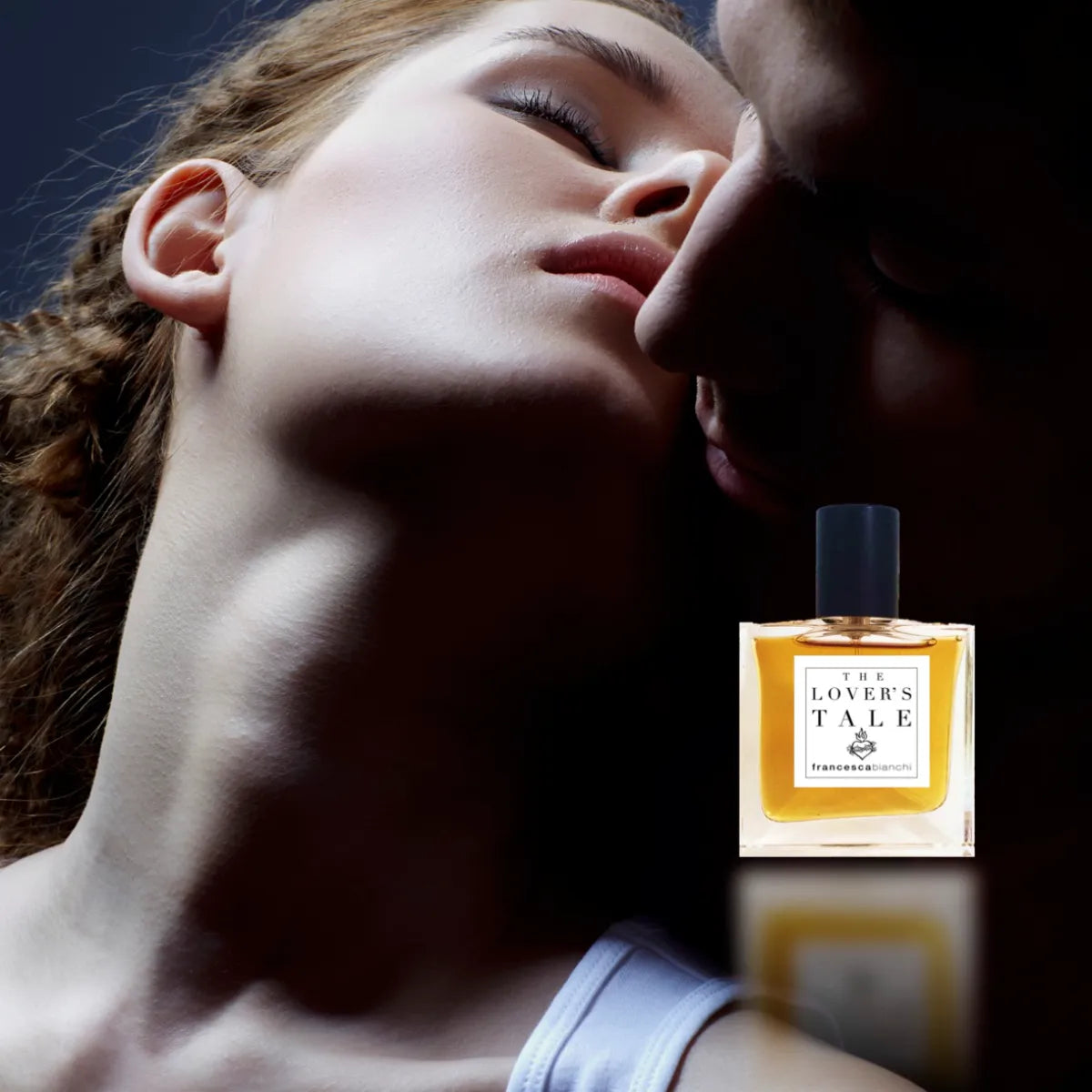 Francesca Bianchi - The Lover's Tale Parfumflakon mit bernsteinfarbener Flüssigkeit vor Nahaufnahme zweier Liebender