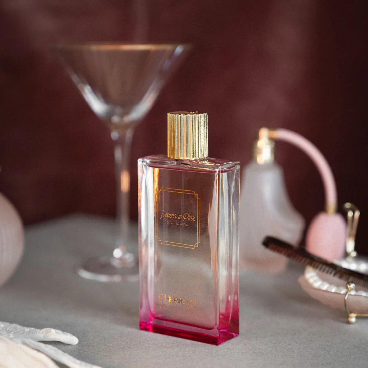 Cherigan - Lovers in Pink rechteckiger Duftflakon mit goldenem Verschluss und pinkfarbenem Farbverlauf auf elegantem Hintergrund