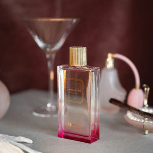Cherigan - Lovers in Pink rechteckiger Duftflakon mit goldenem Verschluss und pinkfarbenem Farbverlauf auf elegantem Hintergrund