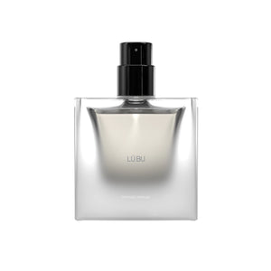 Sora Dora - White Collection - Lü Bu Parfumflakon in klarer, minimalistischer Glasform mit schwarzem Sprühkopf vor weißem Hintergrund
