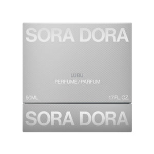Sora Dora - White Collection - Lü Bu Parfumverpackung in schlichtem, silbernem Design mit moderner Typografie auf neutralem Hintergrund
