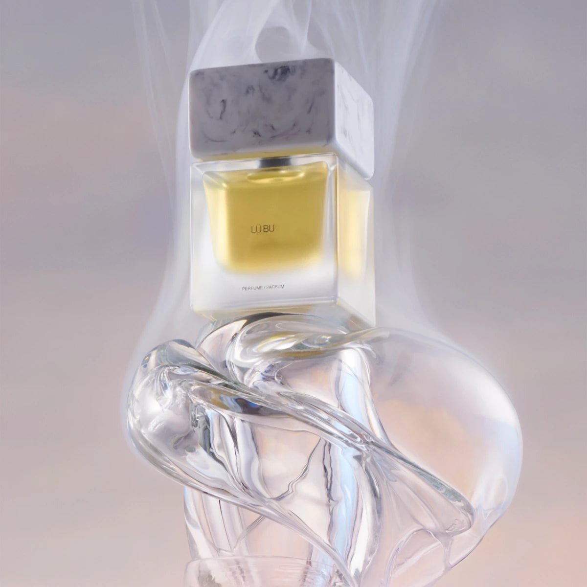 Sora Dora - White Collection - Lü Bu Parfumflakon mit weißem Marmorverschluss auf abstrakter gläserner Skulptur vor sanftem Himmelshintergrund