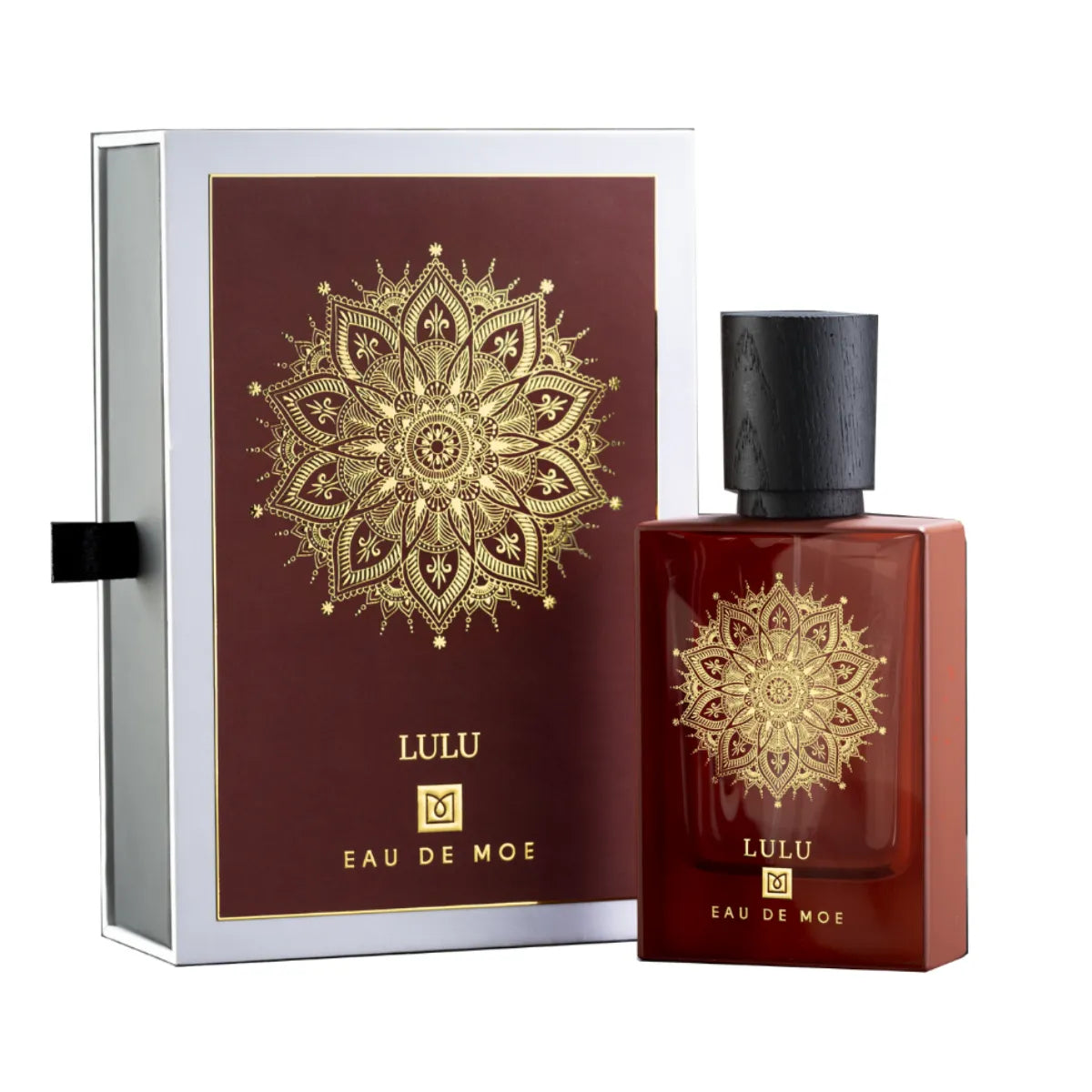 Eau De Moe - Lulu Parfüm mit goldenem Mandala auf rotem Glas und schwarzem Holzverschluss vor weißer Verpackung