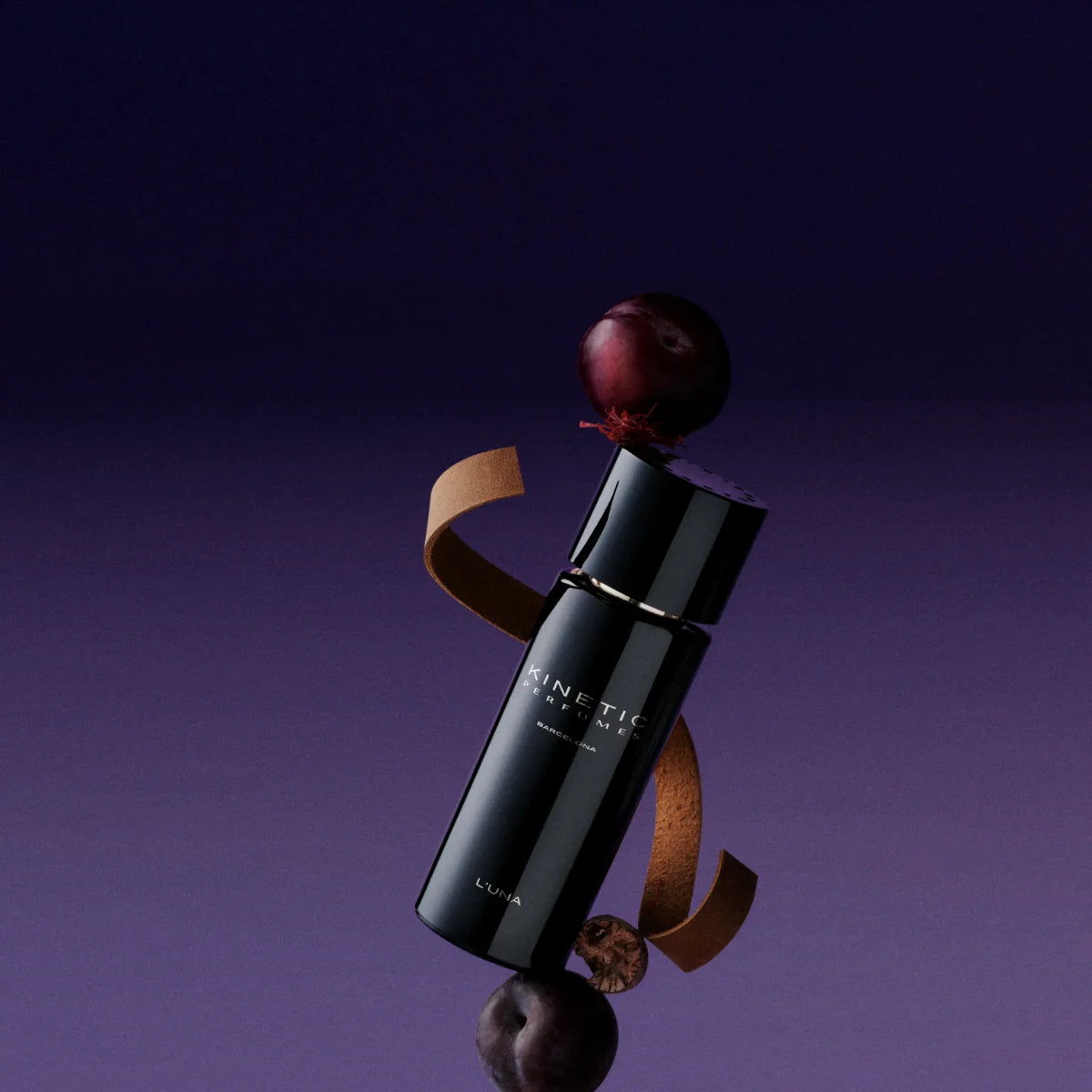 Kinetic Perfumes - L'Una Parfumflakon in glänzendem Schwarz mit elegantem Design vor violettem Hintergrund und Dekoration