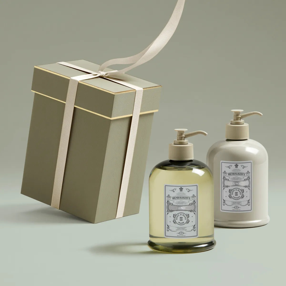 Penhaligon's - Luna - Body & Hand Wash im schlichten Spender vor elegant verpackter Geschenkbox für duftende Körperpflege