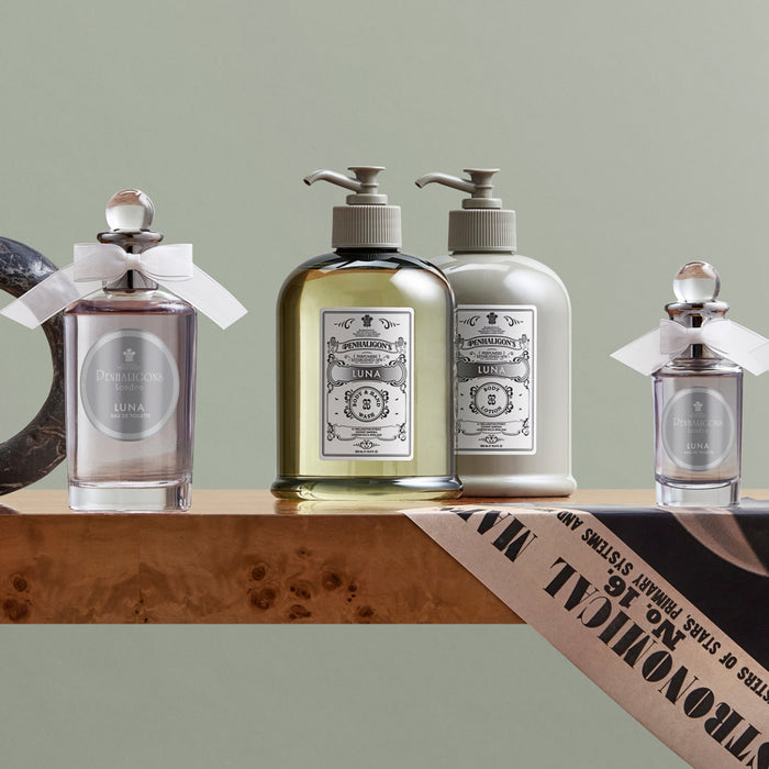 Penhaligon's - British Tales - Luna Kollektion mit eleganten Flakons und Spendern in sanften Farbnuancen stilvoll arrangiert