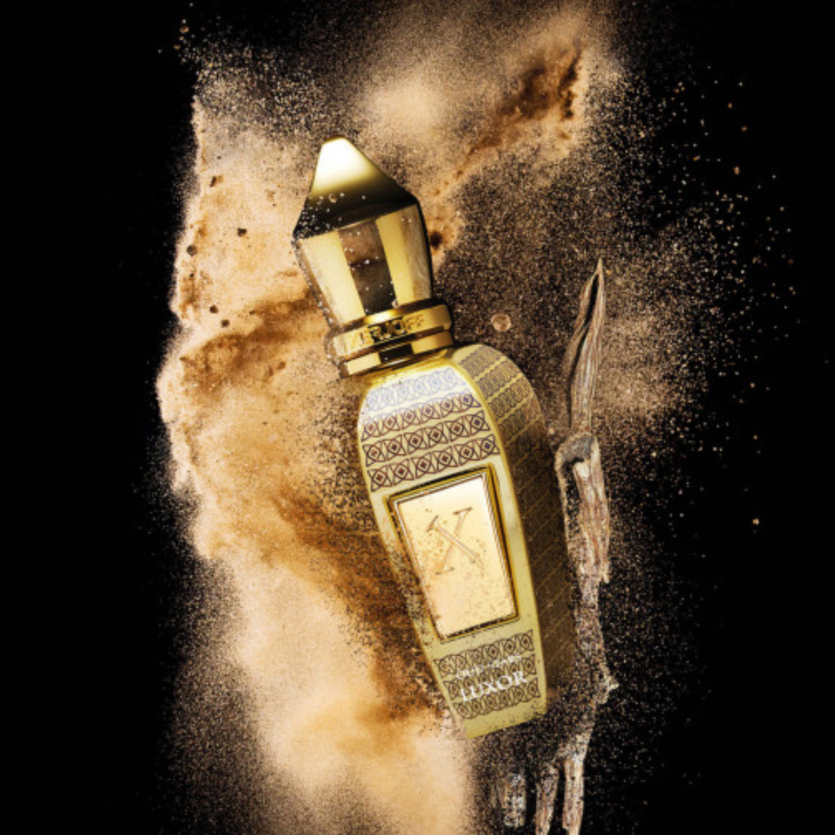 Xerjoff - Oud Stars - Luxor Parfumflakon mit goldener Verzierung und ägyptischem Motiv vor schwarzem Hintergrund