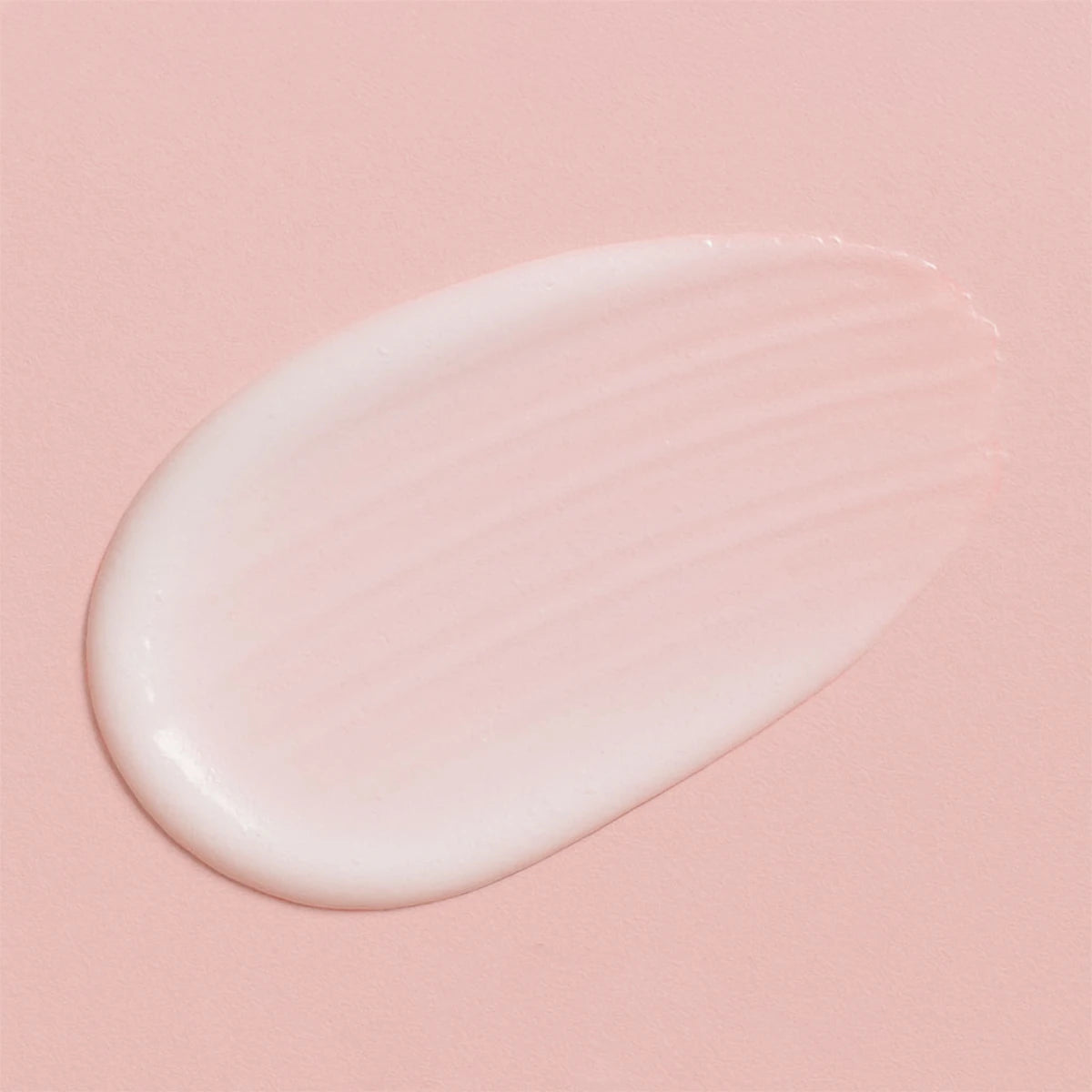 Philip B - Weightless Miracle Serum cremige Textur in sanftem Rosa auf hellem Hintergrund für leichte Pflege und Glanz