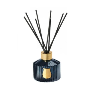 Trudon - Les Belles Matiéres - Maduraï - Diffusor in dunkelblauem geriffeltem Glas mit goldfarbenem Hals und schwarzen Duftstäbchen