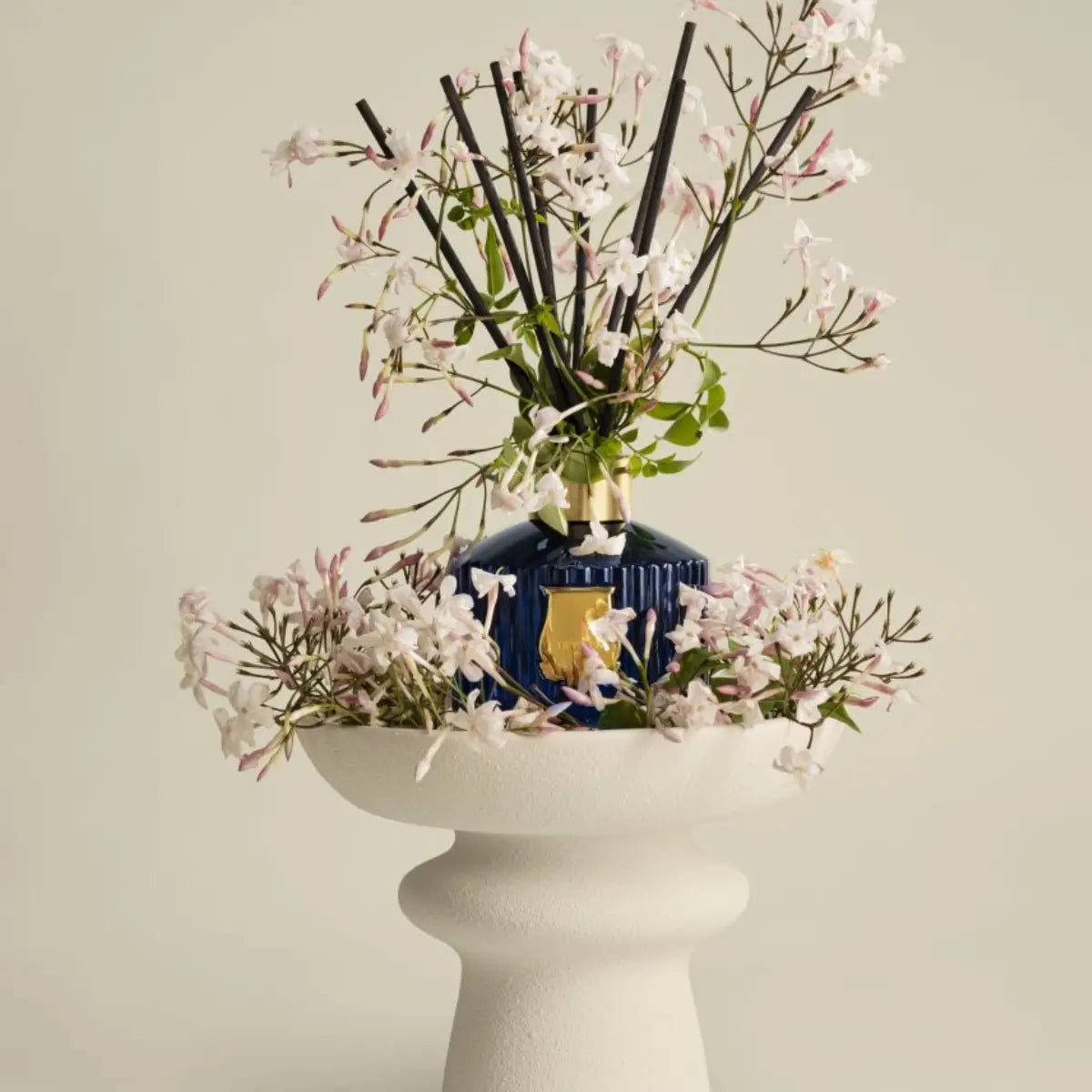 Trudon - Les Belles Matiéres - Maduraï - Diffusor in dunkelblauem geriffeltem Glas mit goldenem Verschluss und Blumenarrangement