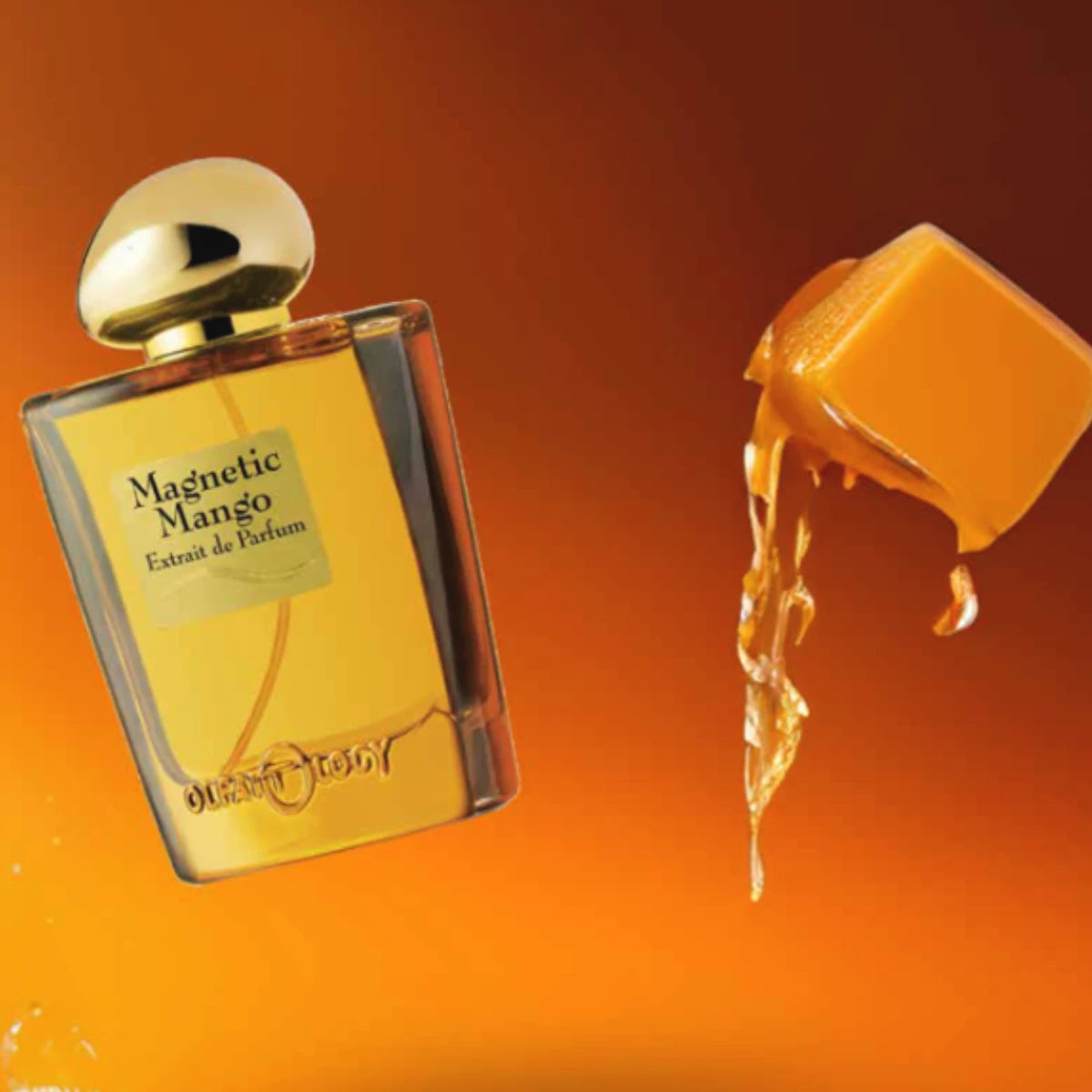 Olfattology - Magnetic Mango Parfumflakon mit goldfarbenem Verschluss und flüssigem Mango-Akkord vor orangem Hintergrund