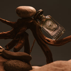 Anfas - Essence of Arabia Collection - Mahaba Parfumflakon mit antik-goldenem Verschluss auf Naturholz und Steinen arrangiert
