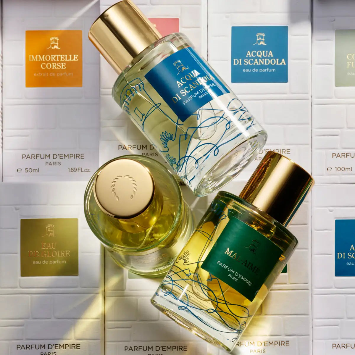 Parfum d'Empire - Mal-Aimé Flakon mit grünem Etikett und goldfarbenem Verschluss auf neutralem Hintergrund