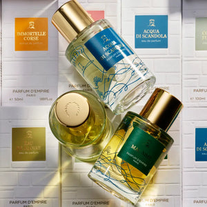 Parfum d'Empire - Mal-Aimé Flakon mit grünem Etikett und goldfarbenem Verschluss auf neutralem Hintergrund