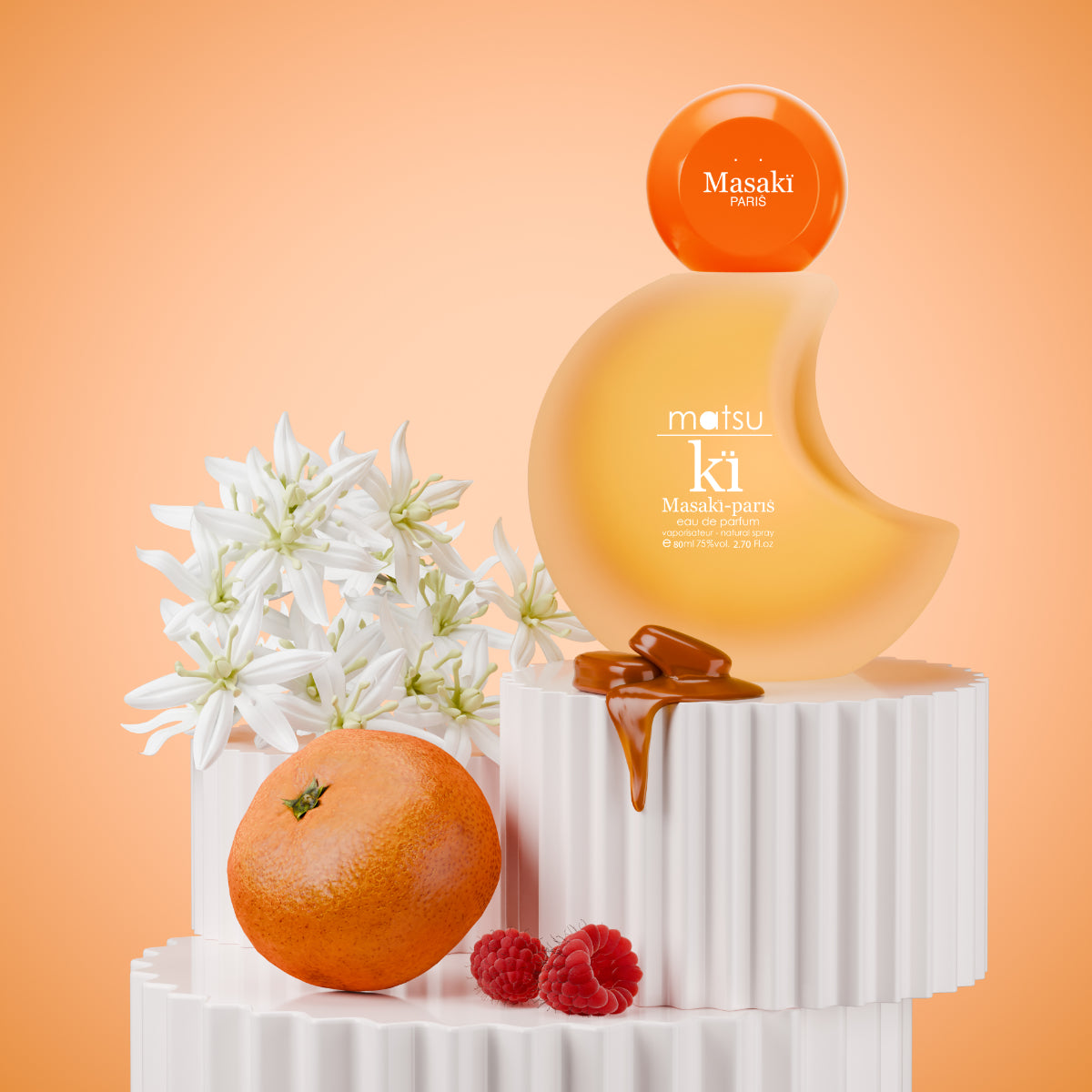 Masakï Matsushïma - Matsu Kï Parfumflakon in schwungvoller Form mit orangenem Deckel und frischen Früchten vor hellem Hintergrund