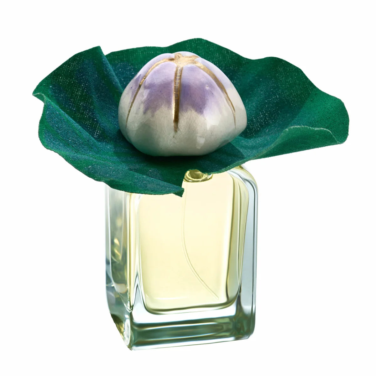 Mendittorosa - Talismans Collection - Mauna zeigt Flakon mit transparentem Glas und dekorativer Blüte auf grünem Blatt