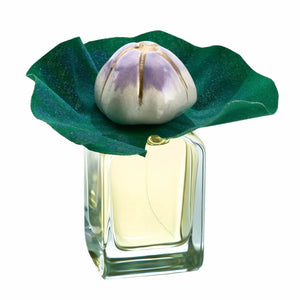 Mendittorosa - Talismans Collection - Mauna zeigt Flakon mit transparentem Glas und dekorativer Blüte auf grünem Blatt