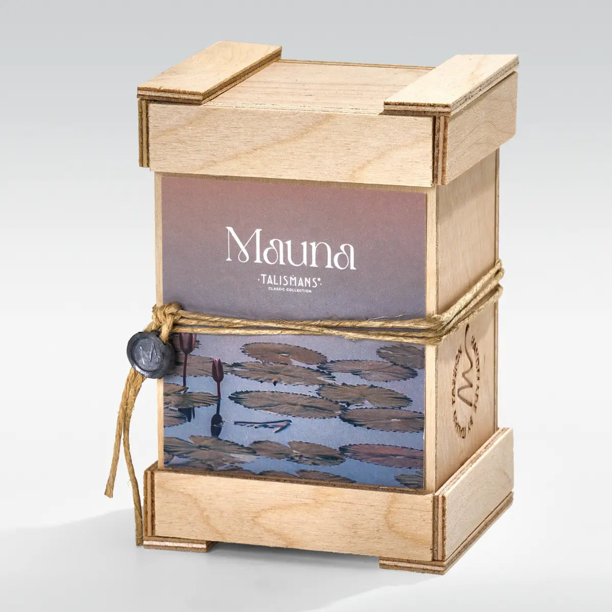 Mendittorosa - Talismans Collection - Mauna zeigt edle Holzkiste mit künstlerischem Seerosen-Motiv und dekorativem Siegelverschluss