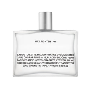 Comme des Garçons - Max Richter 01 minimalistischer transparenter Flakon mit schwarzer Schrift auf weißem Hintergrund
