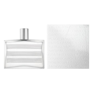 Comme des Garçons - Max Richter 01 Flakon mit minimalistischen Linien auf mattiertem Glas vor weißem Hintergrund