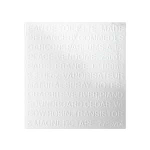 Comme des Garçons - Max Richter 01 weiße Prägung mit Duftnoten und Herstellungsinformationen in minimalistischer Gestaltung