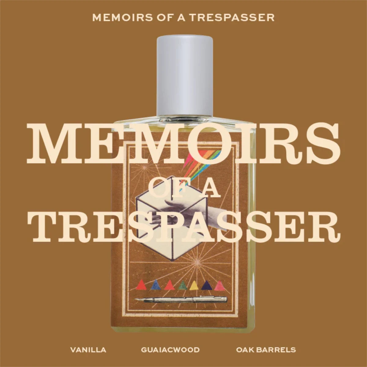 Imaginary Authors - Memoirs of a Trespasser Parfumflakon mit kreativem Etikett vor braunem Hintergrund