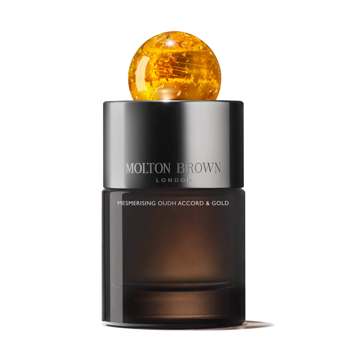 Molton Brown - Mesmerising Oudh Accord & Gold Parfumflakon mit dunklem Glas und goldenem kugelförmigem Verschluss vor weißem Hintergrund
