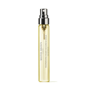 Molton Brown - Mesmerising Oudh Accord & Gold feiner Parfumzerstäuber mit transparentem Flakon und silbernem Kopf vor weißem Hintergrund
