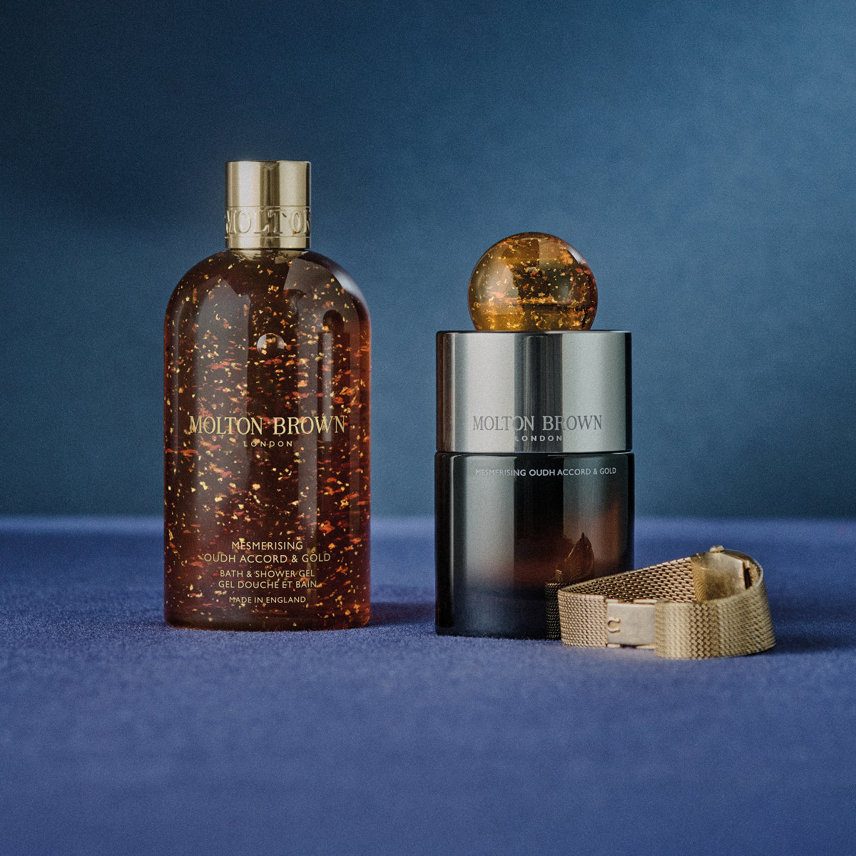 Molton Brown - Mesmerising Oudh Accord & Gold Bath & Shower Gel im edlen Flakon mit goldenen Details und luxuriösem Duft