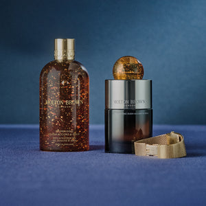 Molton Brown - Mesmerising Oudh Accord & Gold Bath & Shower Gel im edlen Flakon mit goldenen Details und luxuriösem Duft
